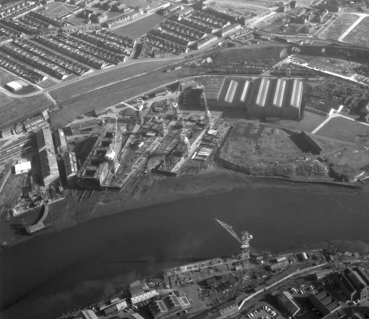 Luchtfoto van de Southwick scheepswerf met schepen in aanbouw, waaronder Nicola, de eerste SD14, Sunderland, 11 oktober 1967 door Unbekannt Unbekannt