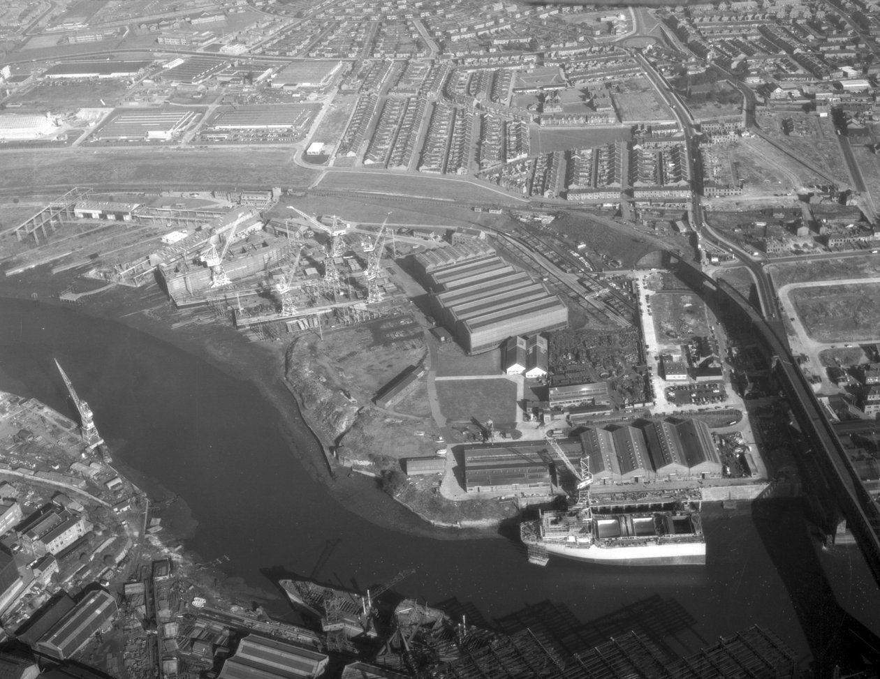 Luchtfoto van de Southwick scheepswerf met schepen in aanbouw, waaronder Sygna en Nicola, de eerste SD14, Sunderland, 11 oktober 1967 door Unbekannt Unbekannt
