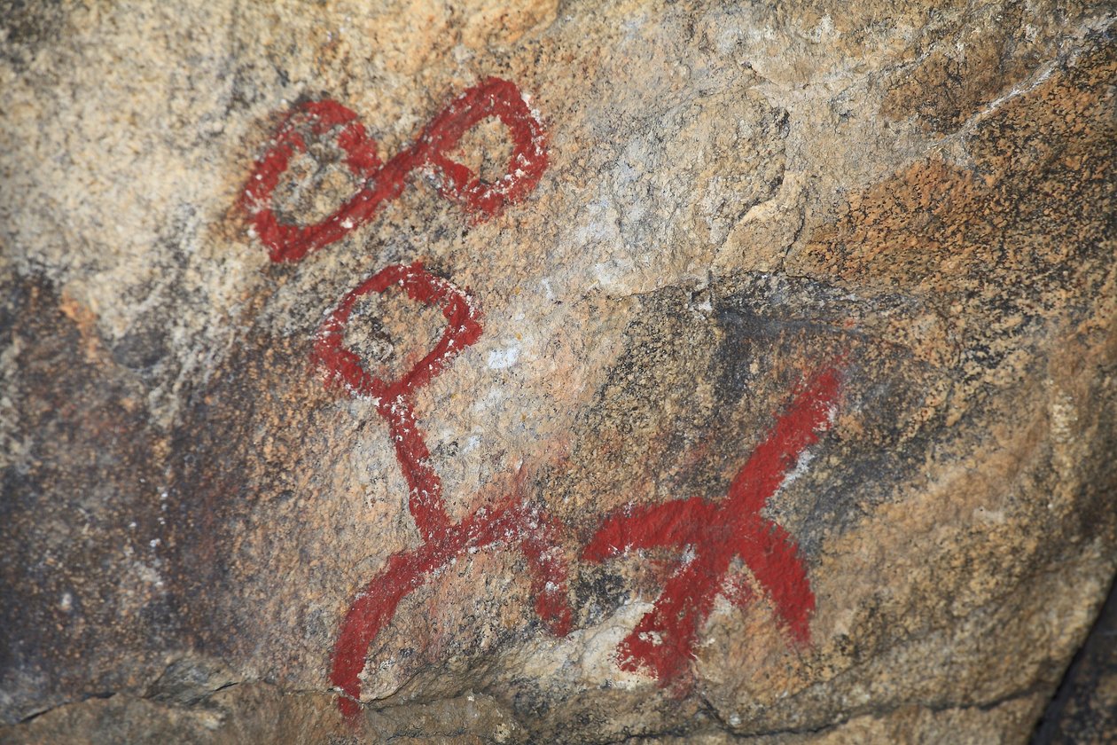 Indiaanse rotstekeningen van Noord-Amerika, toegevoegd in de jaren 50 voor de opnames van een western, Joshua Tree Nationaal Park, Californië, VS door Unknown