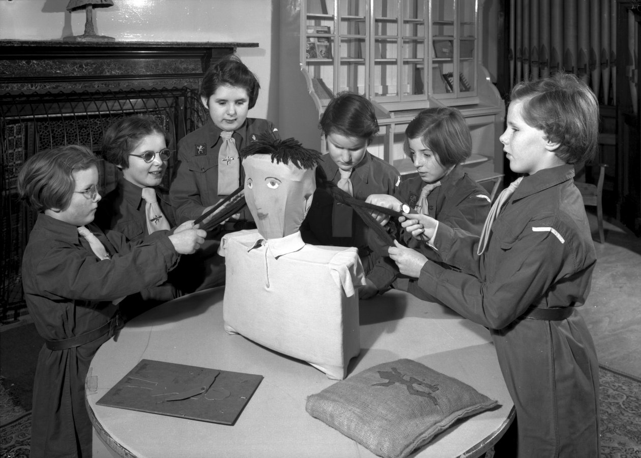 Leden van de Royal Victoria School for the Blind Brownie pack die samenwerken, Newcastle upon Tyne, VK door Unbekannt Unbekannt
