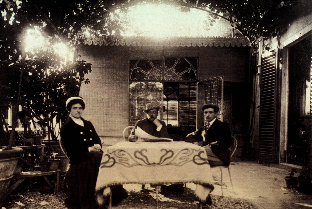 De componist Giacomo Puccini (1858-1924) met zijn vrouw Elvira en hun zoon Antonio in hun huis in Torre del Lago door Unknown