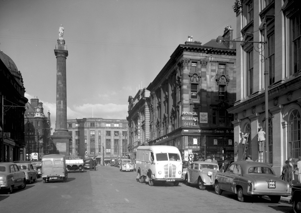 Uitzicht op Grey Street richting Greys Monument, Newcastle upon Tyne, oktober 1955 door Unbekannt Unbekannt