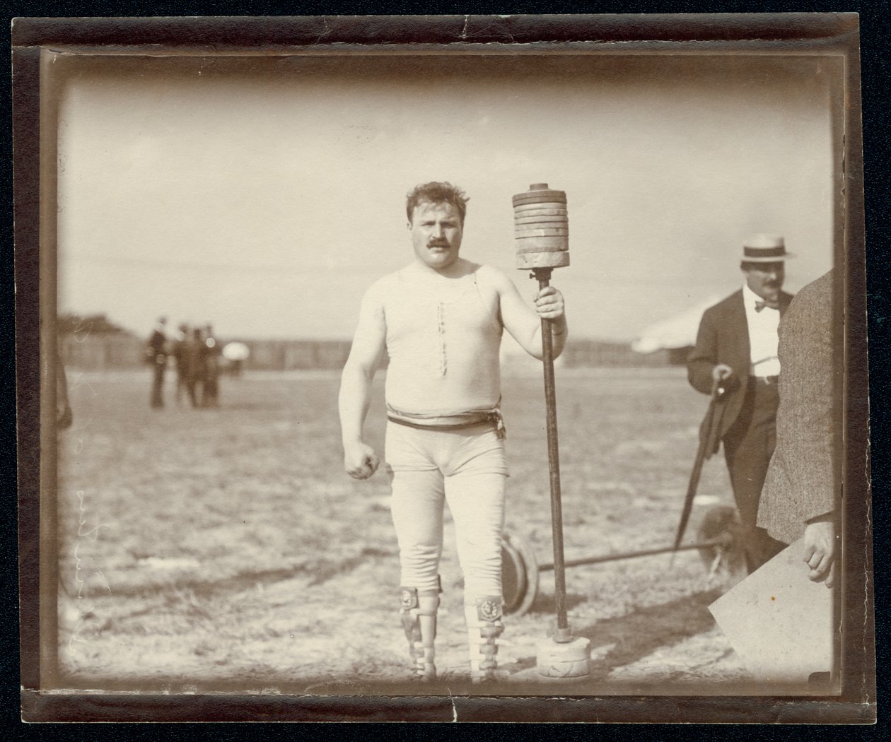 Fred Winters, deelnemer aan de halterwedstrijd op de Olympische Spelen van 1904, poserend met gewichten door Unknown