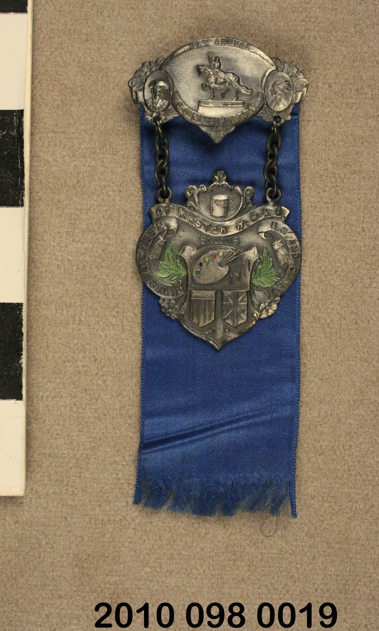 Pewter pin met blauw lint van de International Association of Master House Painters and Decorators Convention gehouden in St. Louis in 1911 door Unknown