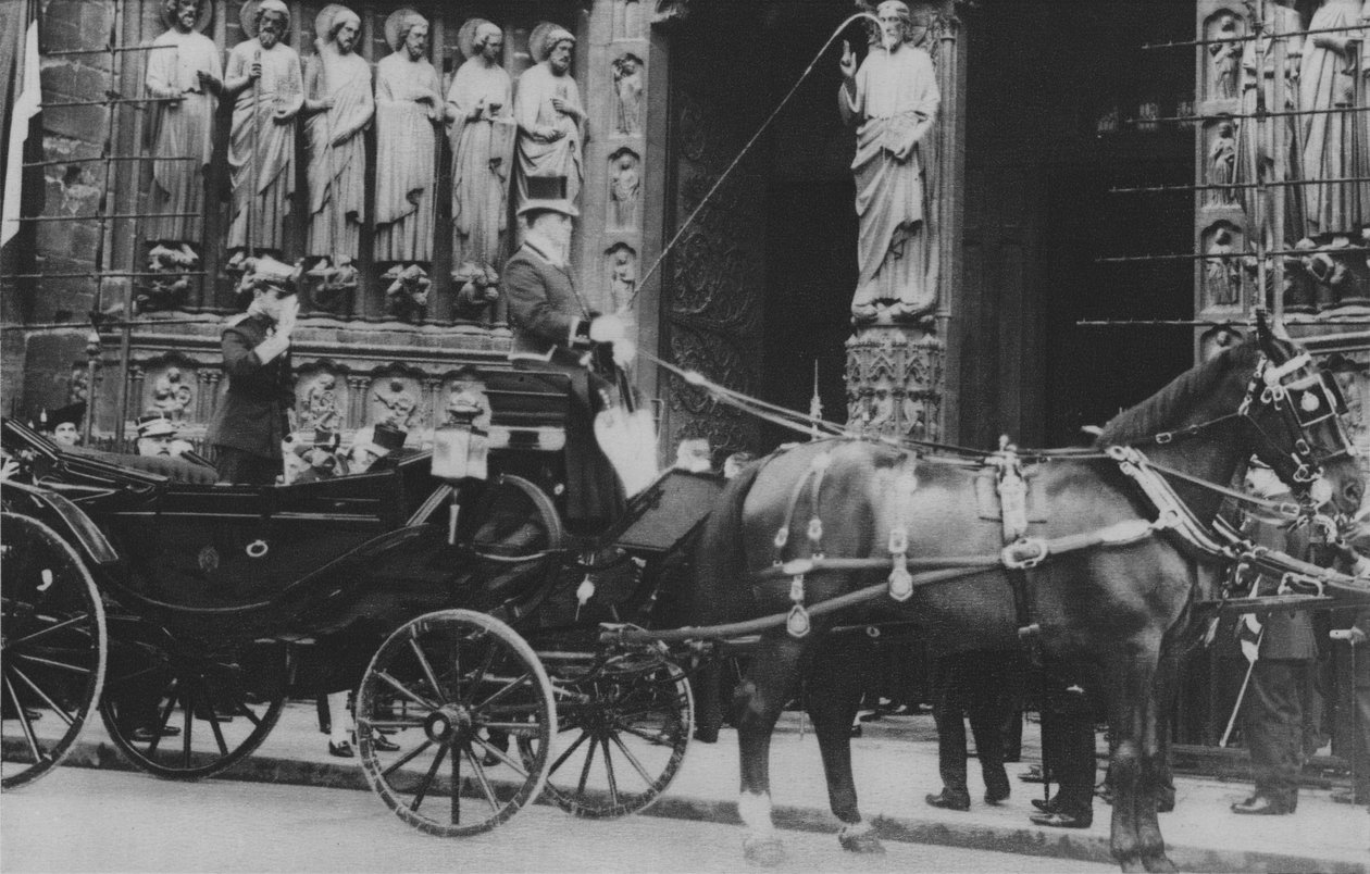 Alphonse XIII in de Notre-Dame door (after) French Photographer