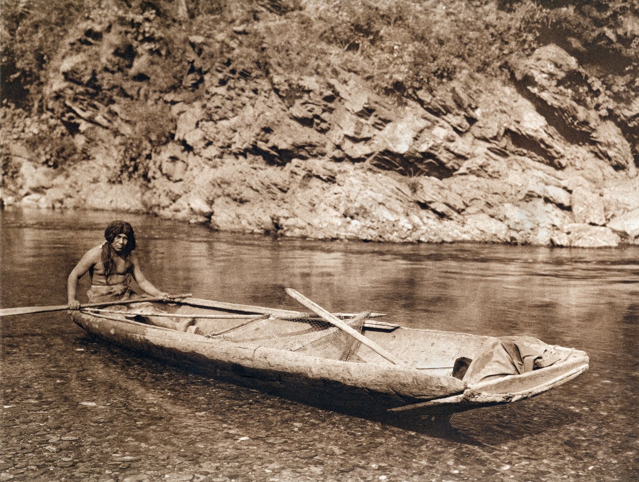 Een Yurok in zijn uitgeholde kano door Unknown