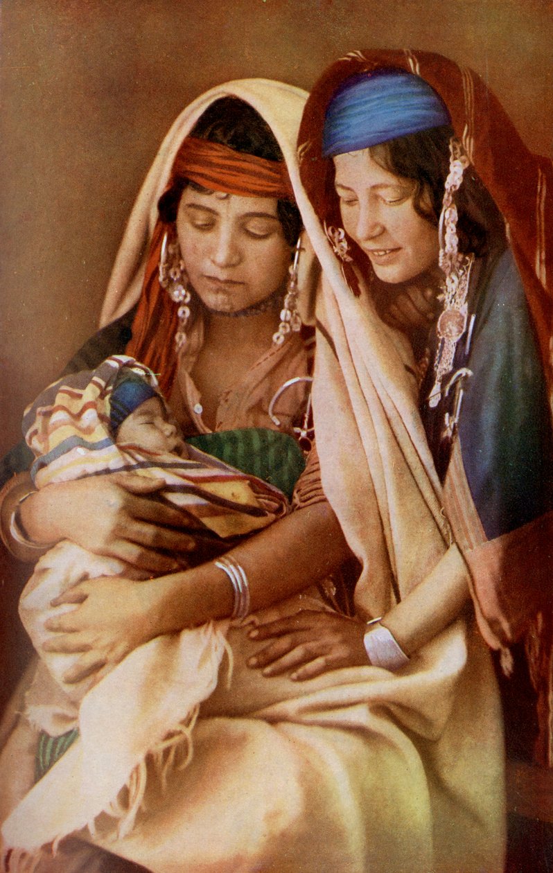 Afrika. Twee bedoeïenenvrouwen met een pasgeborene. 1920 door Unknown