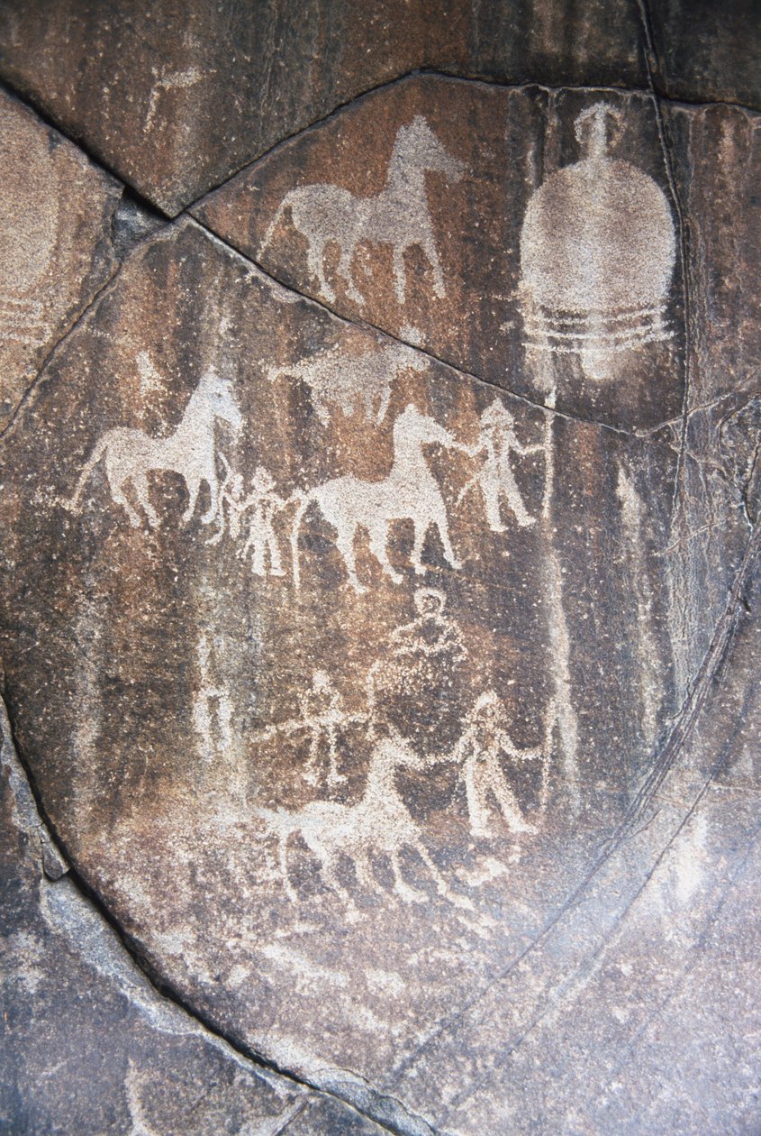 Afbeeldingen van dieren en symbolen behoren tot de 30.000 rotstekeningen nabij het dorp Chilas in het Karakoram-gebergte in Noord-Pakistan. door Unknown
