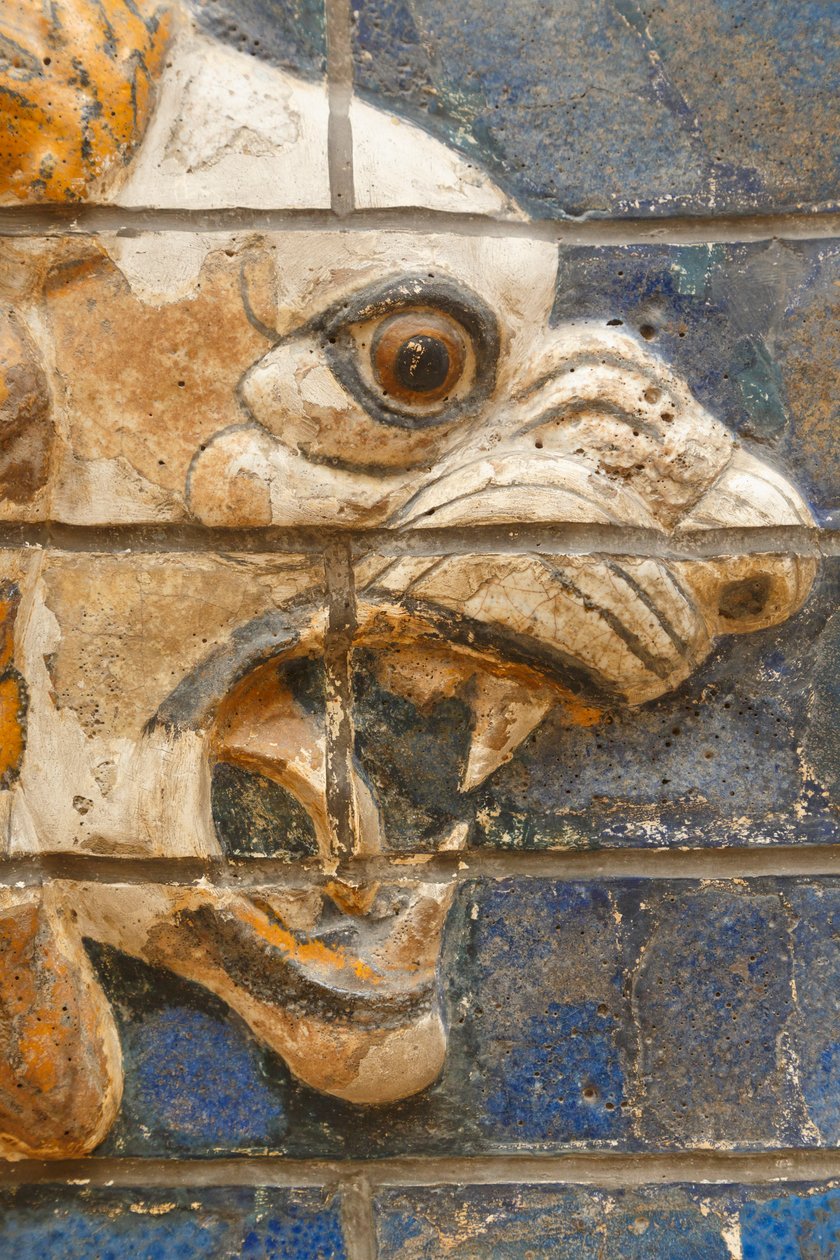 Istanbul, Turkije. Archeologisch Museum. Geglazuurde bakstenen leeuw in reliëf van de processiestraat, Babylon, daterend uit de Nebukadnezar II periode circa 604-562 v.Chr. door Unknown