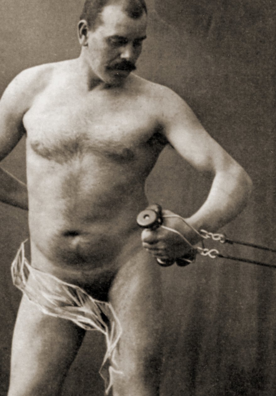 Naakte man die de hendel van een kabelmachine vasthoudt, ca. 1910 (sepia foto) door Unknown