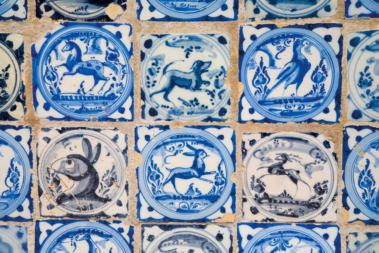 Real Alcazar, keramische tegels met dier- en vogelmotieven, Sevilla, Spanje door Unknown