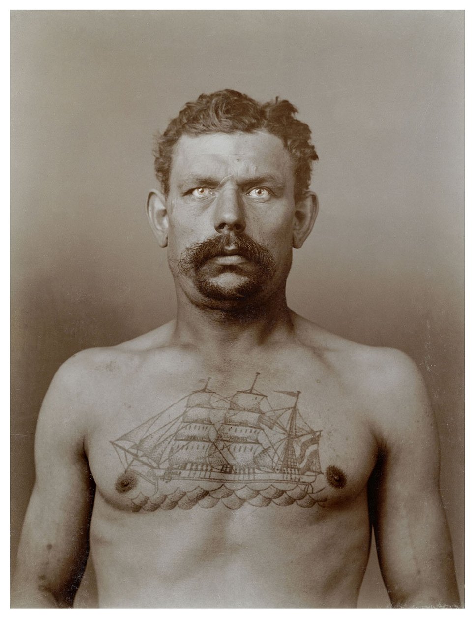 Getatoeëerde man, ca. 1898 door Unknown