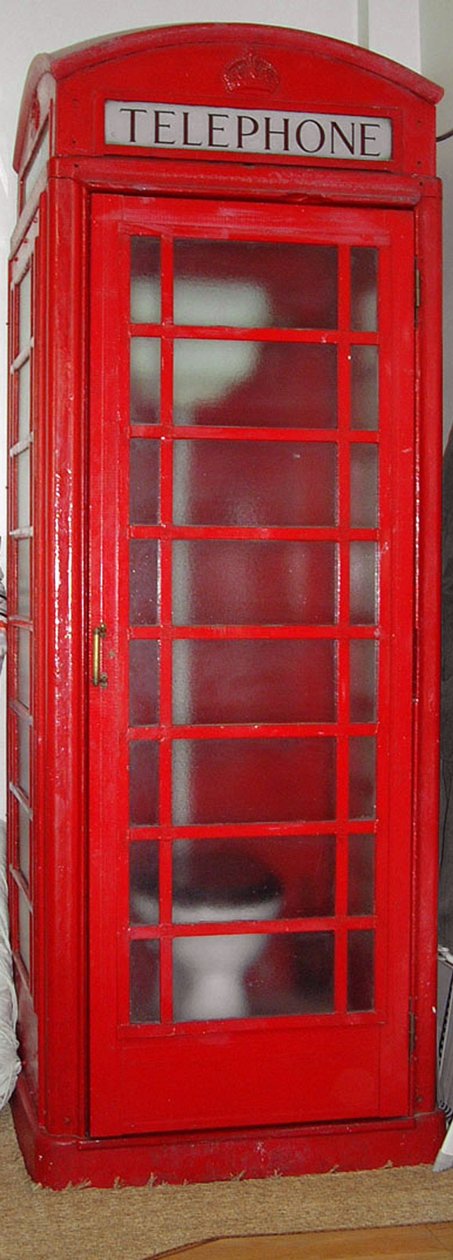 WC in een telefooncel door Unknown