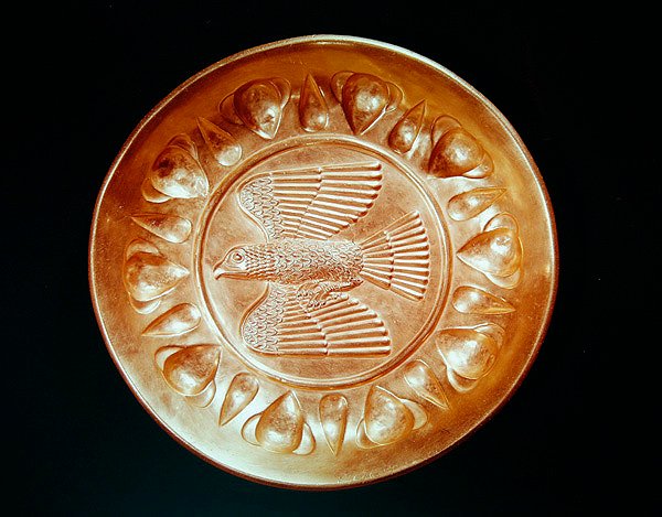 Bord gegraveerd met adelaar met gespreide vleugels door Achaemenid