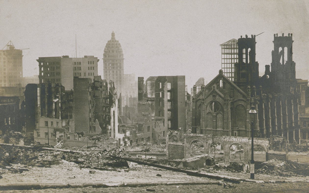 Gebouwen in puin na de aardbeving en brand in San Francisco, 1906 door American Photographer