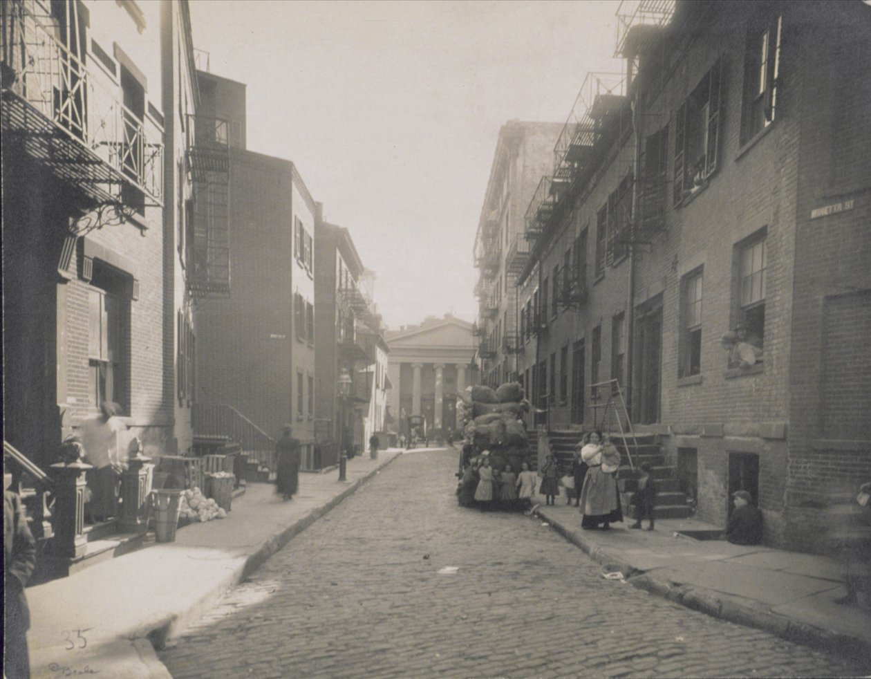Straatscène, Greenwich Village, New York, 1916-20 door American Photographer