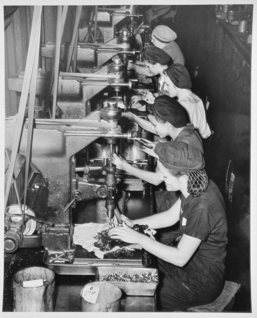 Vrouwen die vliegtuigonderdelen assembleren in fabrieken, c.1943 door American Photographer