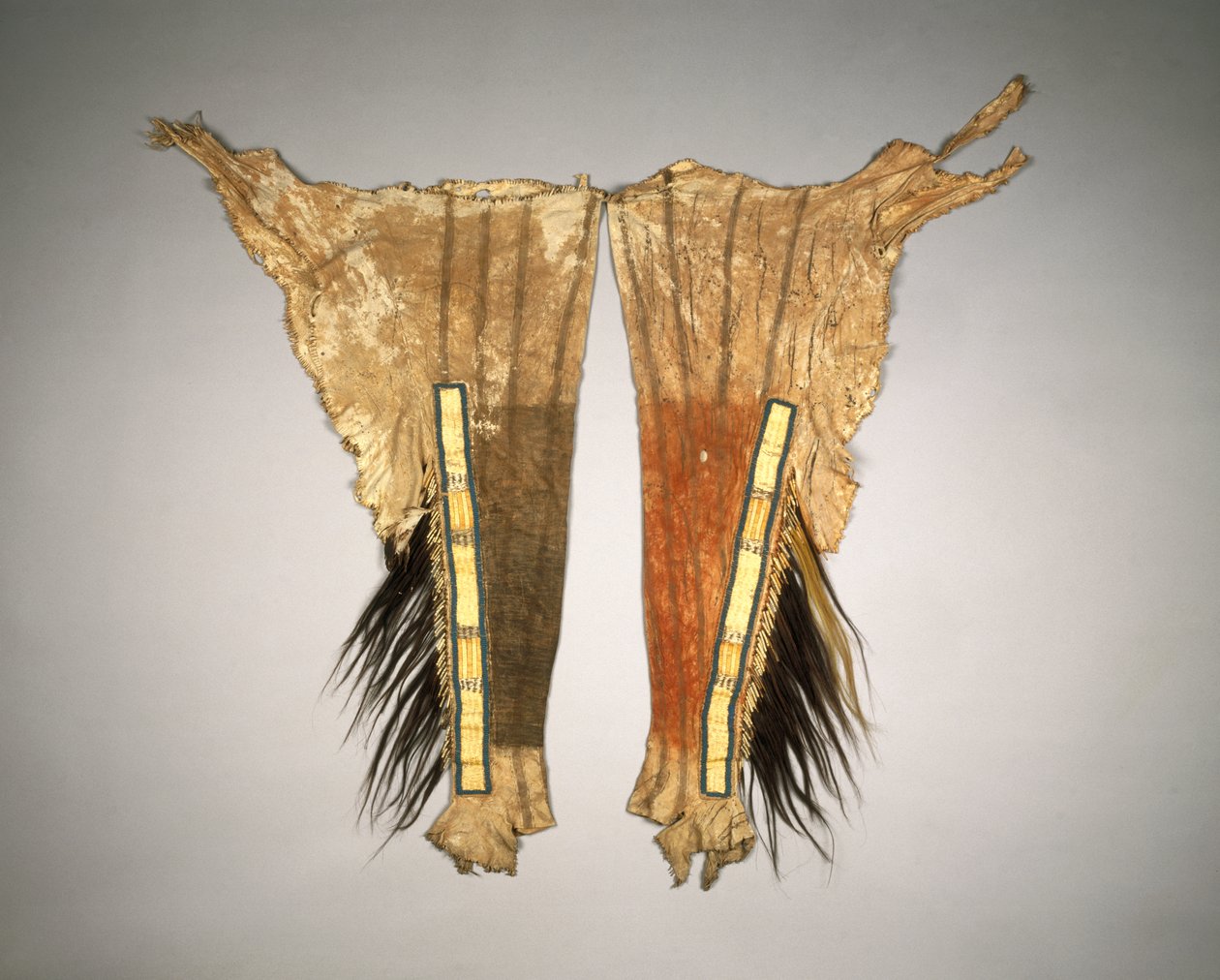 Paar Beenbeschermers voor Oorlogskleding van Hoofdmannen, Sioux, Yantonai, 1801-33 door American School