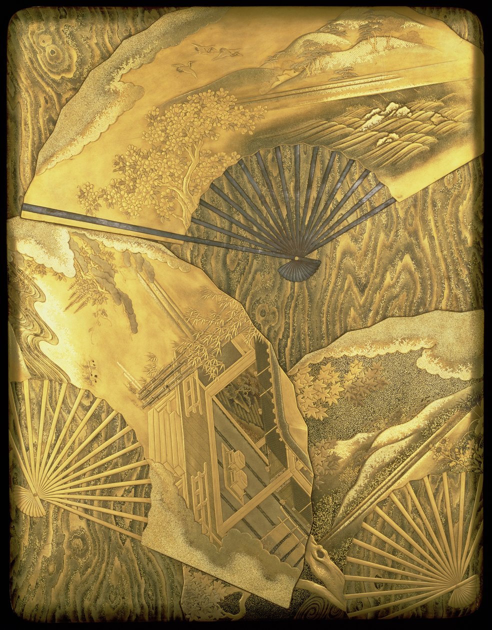 Doos en deksel met waaierversiering met landschapsontwerpen op een houtnerf mokume ondergrond, gepresenteerd aan de Gojo-in door Matsudaira Dainagon noto no Kami van de provincie Mino in 1714, Qing dynastie door Chinese School
