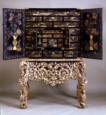 Kabinet op vergulde standaard, open, ca.1680 door Dutch School