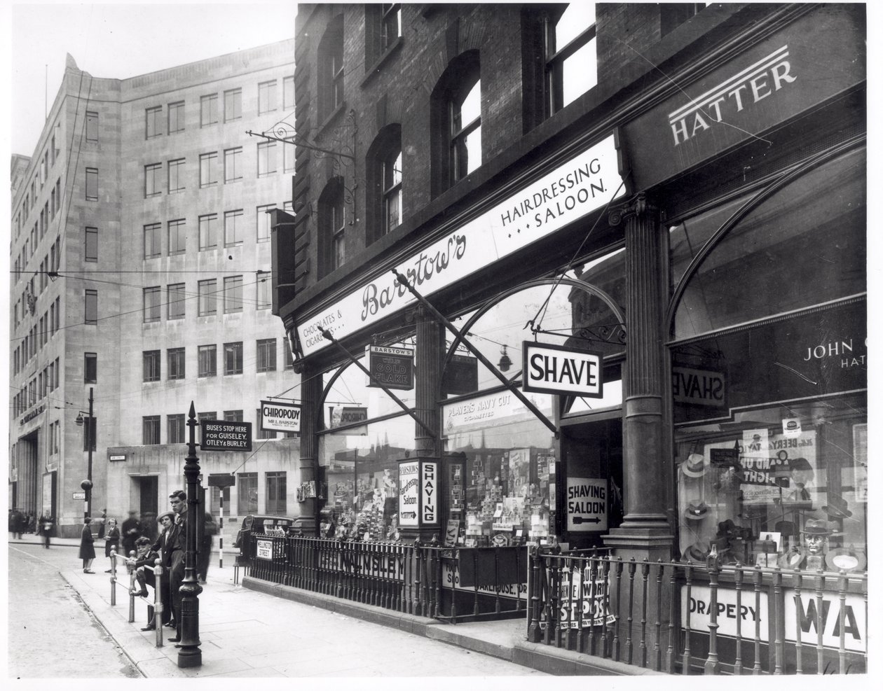 Barstows kapperszaak op Wellington Street, Leeds, 1939 door English Photographer