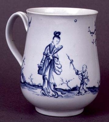 Worcester mok van balustervorm versierd in blauw onderglazuur, ca. 1755 door English School