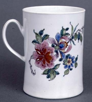 Worcester bierpul van cilindrische vorm versierd met een tak van gestileerde pruimenbloesem in famille rose palet, ca. 1750-55 door English School