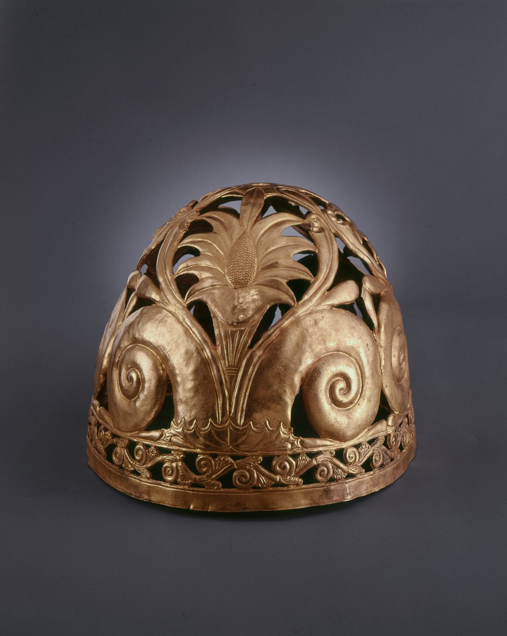 Opengewerkt helm versierd met krullen, acanthus en bloemen (goud) door Greek School
