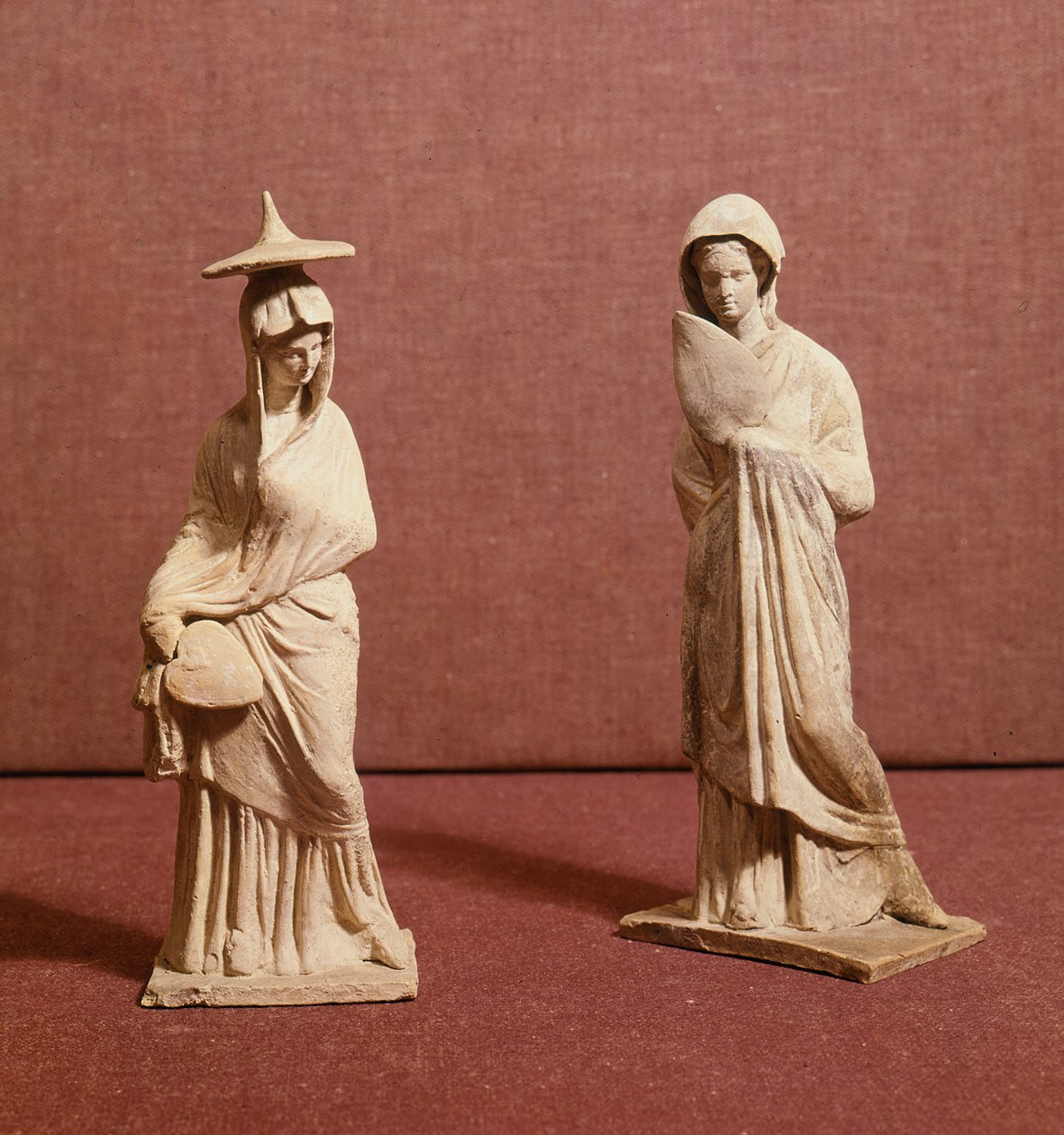 Twee standbeelden van staande vrouwen, uit Tanagra, c.350 v.Chr. door Greek School
