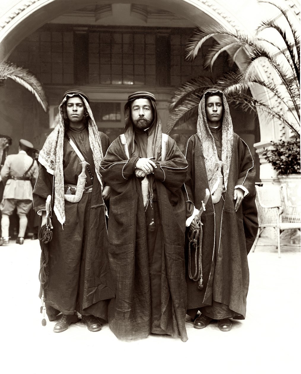 Sherif Abdullah (midden) met Sheikh Jwayber el-Otaiby (rechts) van de Otaibeh Stam, 1921 door A. Reid