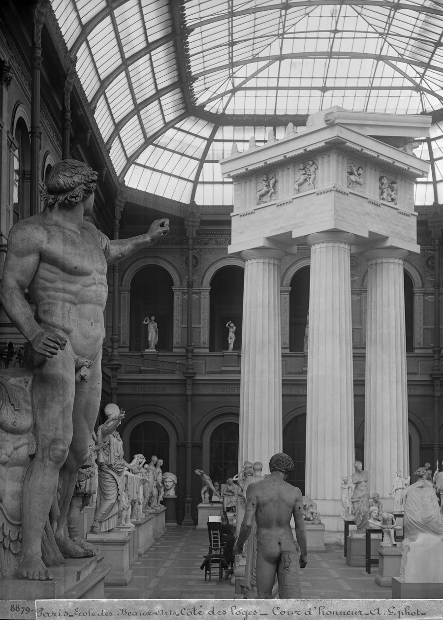 Ecole Nationale des Beaux-Arts, Palais des Etudes, de glazen binnenplaats, ca. 1890-99 door Adolphe Giraudon
