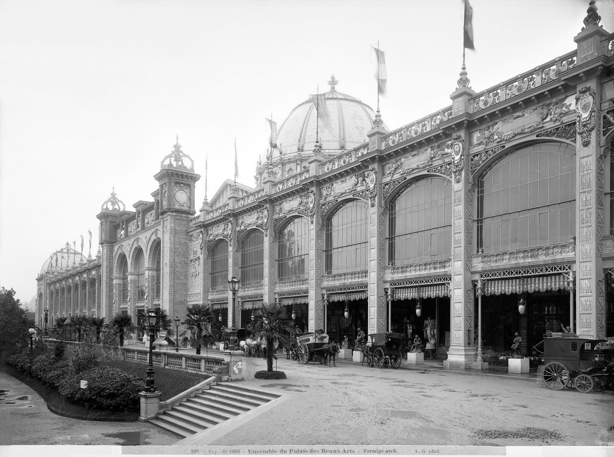 Uitzicht op het Palais des Beaux-arts, Wereldtentoonstelling, Parijs, 1889 door Adolphe Giraudon