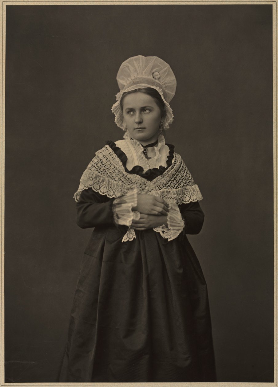 Vrouw in Lorraine-kleding, ca. 1860s-70s door Adolphe Braun
