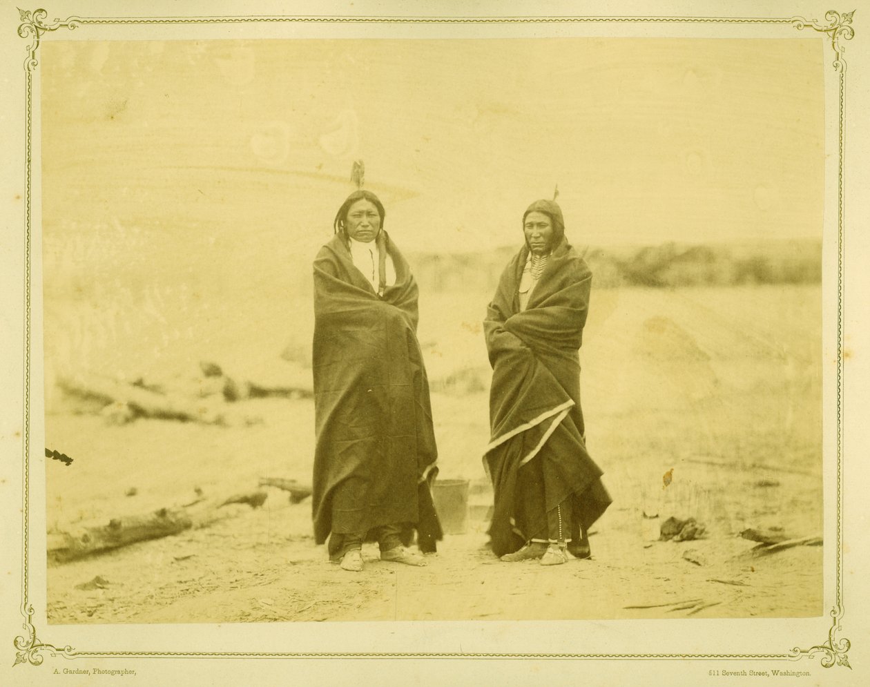Spotted Tail en Fast Bear, 1868 door Alexander Gardner