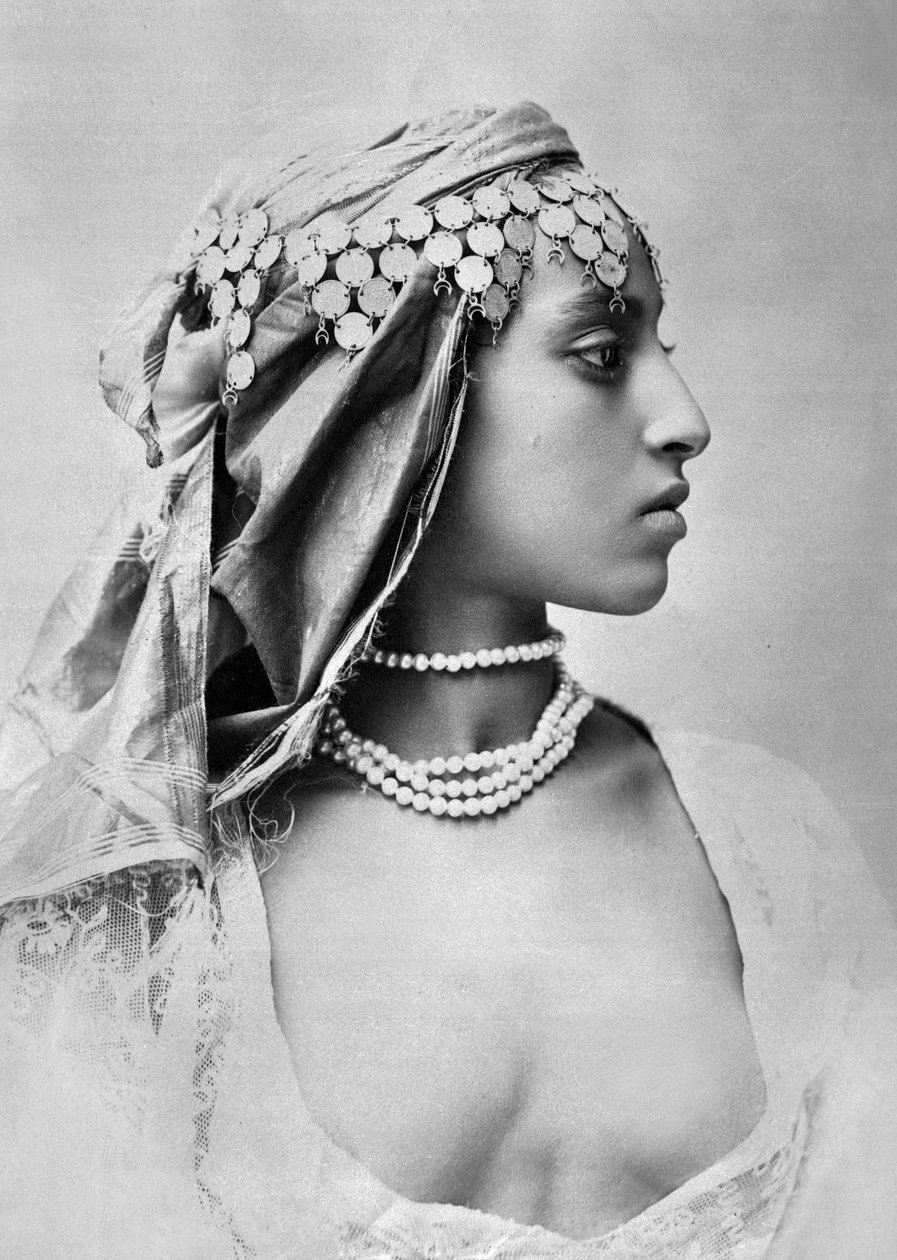 Jonge Algerijnse vrouw, c. 1890-1900 door Alexandre Leroux