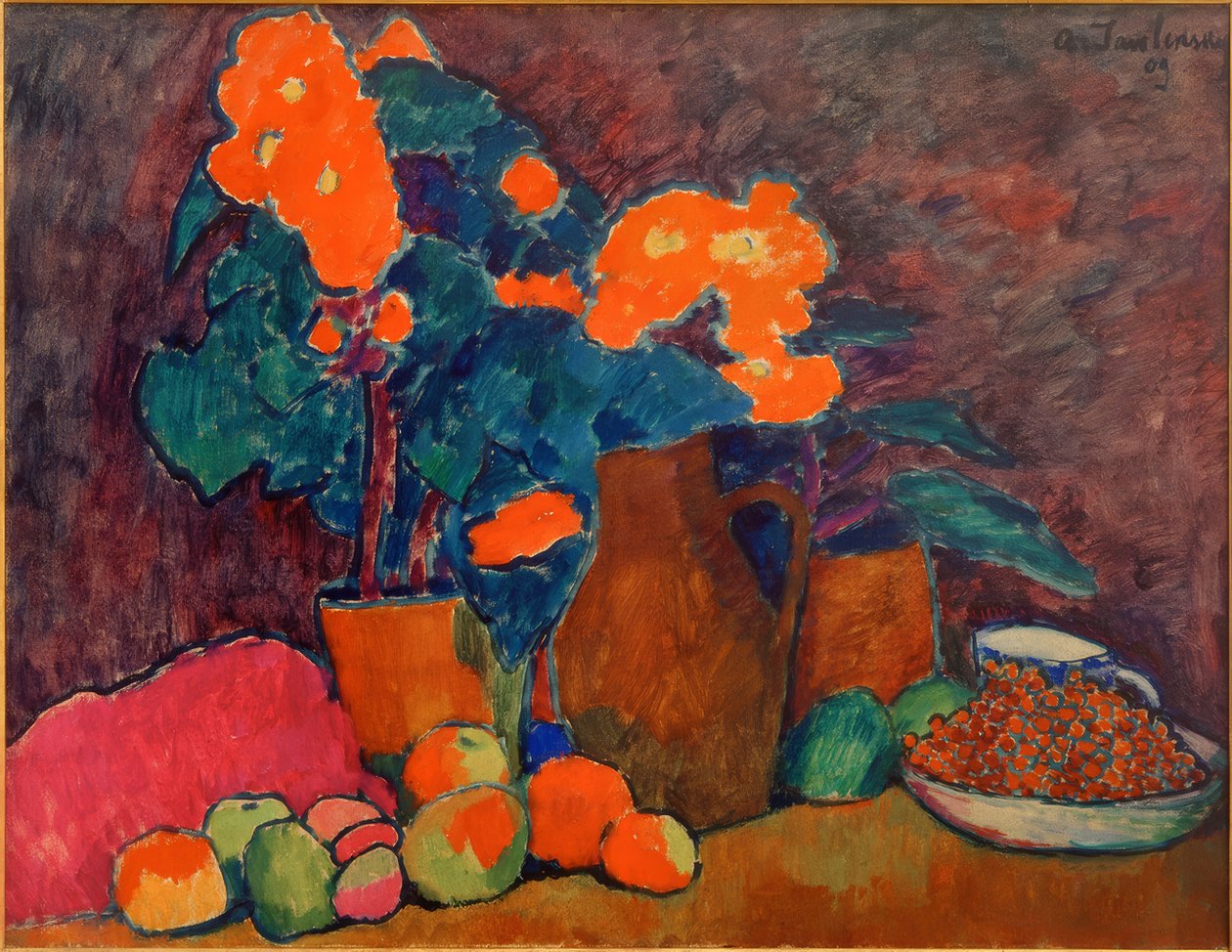 Stilleven met bloemen, fruit en fles door Alexej von Jawlensky