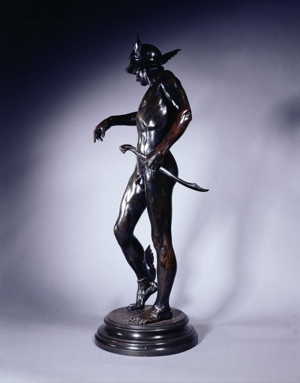 Perseus bewapent zich, 1882 (brons) door Alfred Gilbert
