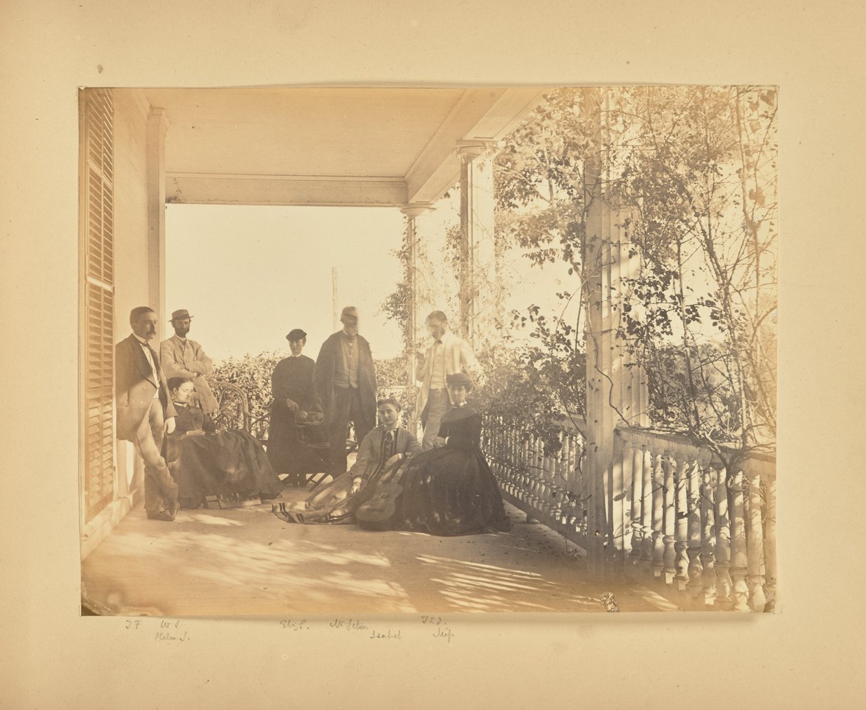 [Groepsportret op veranda]. door Alfred Booth