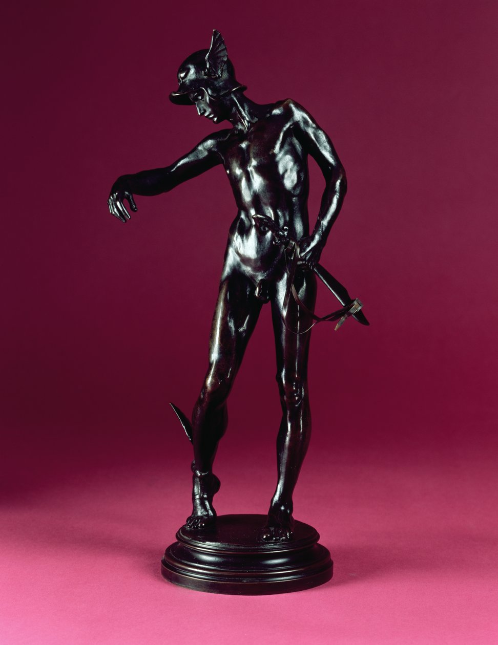 Perseus bewapent zich door Alfred Gilbert