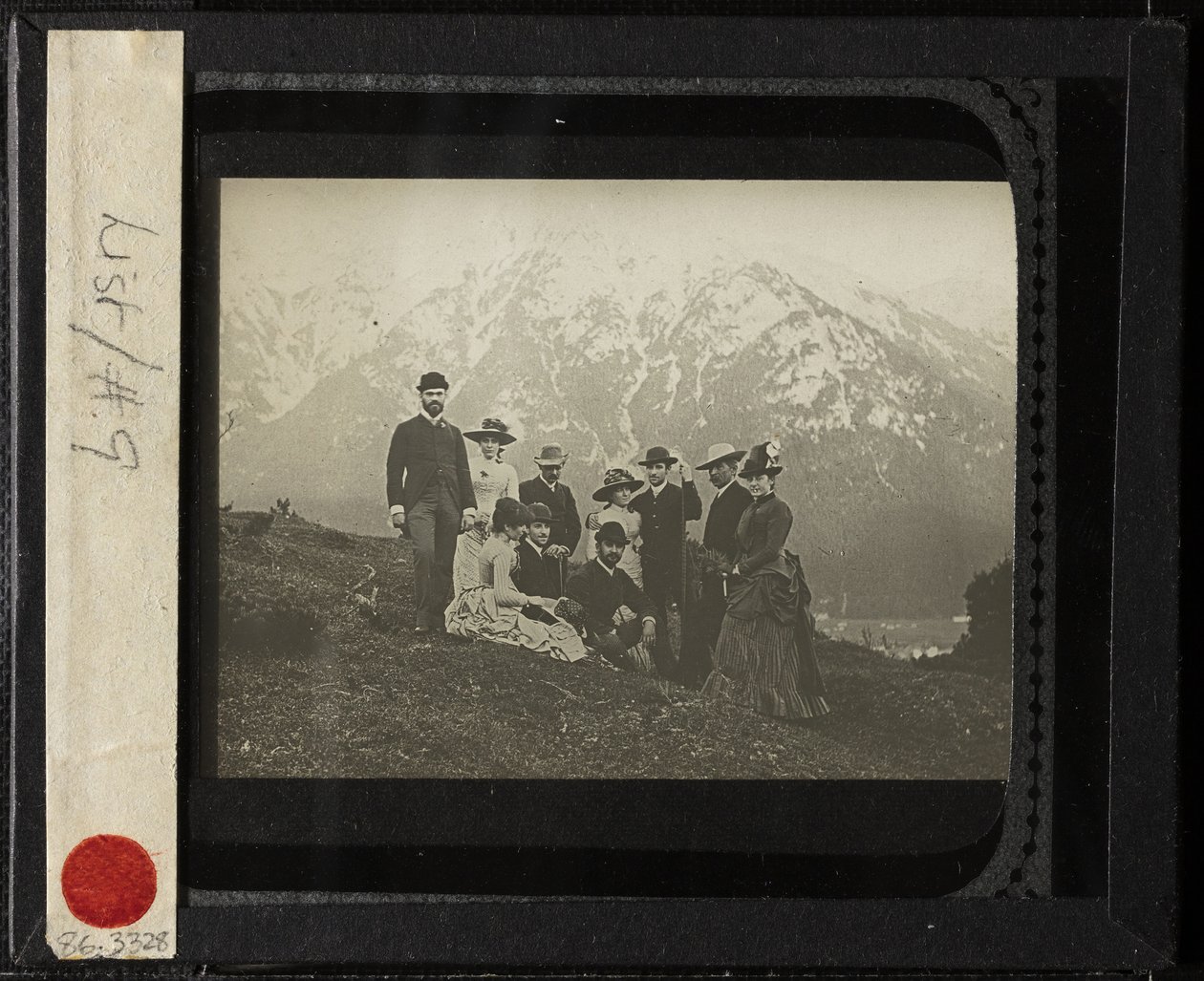 Familie en vrienden in Mittenwald, ca. 1884 door Alfred Stieglitz