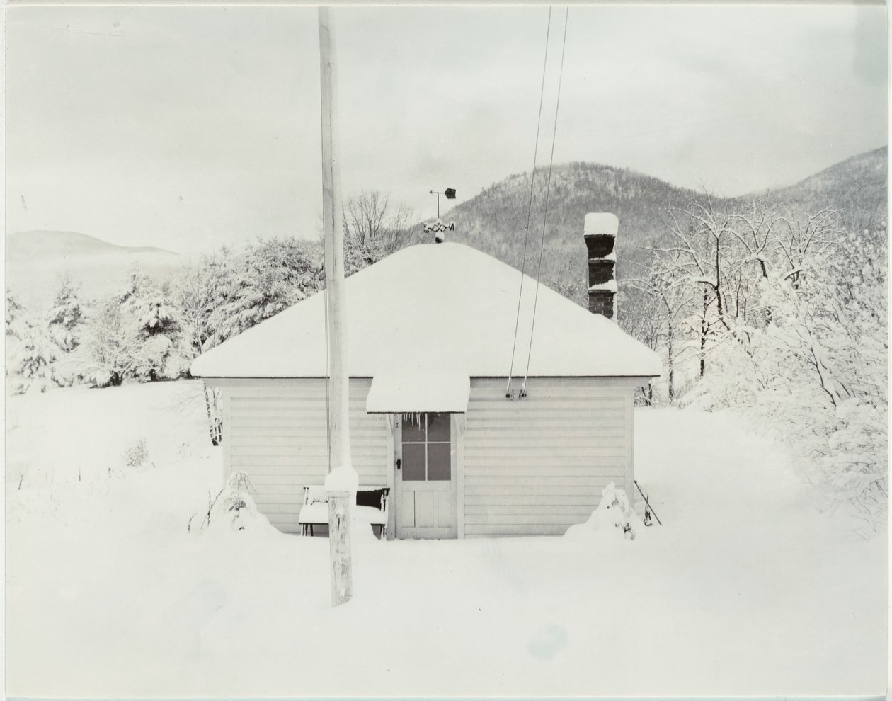 Eerste sneeuw en het kleine huis door Alfred Stieglitz