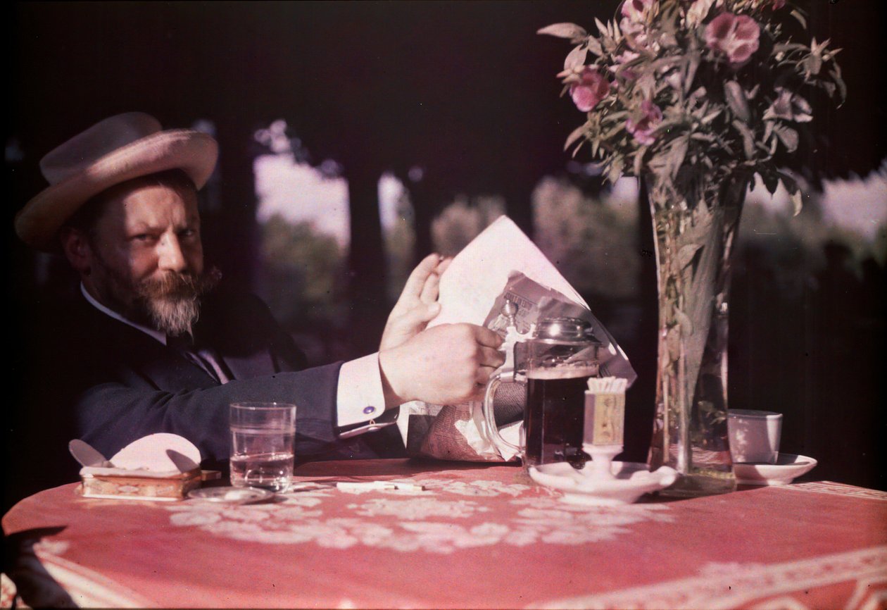 Frank Eugene zittend aan tafel, 1907 door Alfred Stieglitz