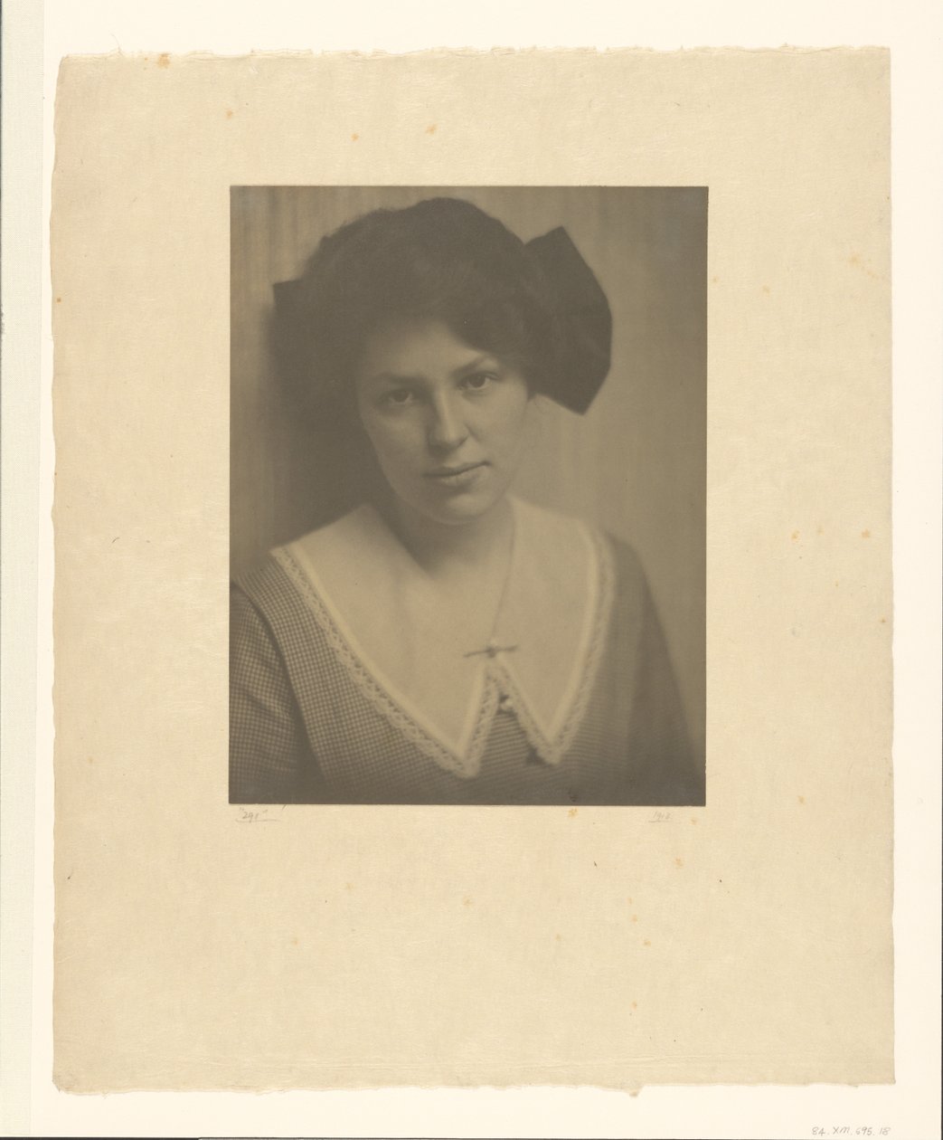 [Portret van Marie Rapp]. door Alfred Stieglitz