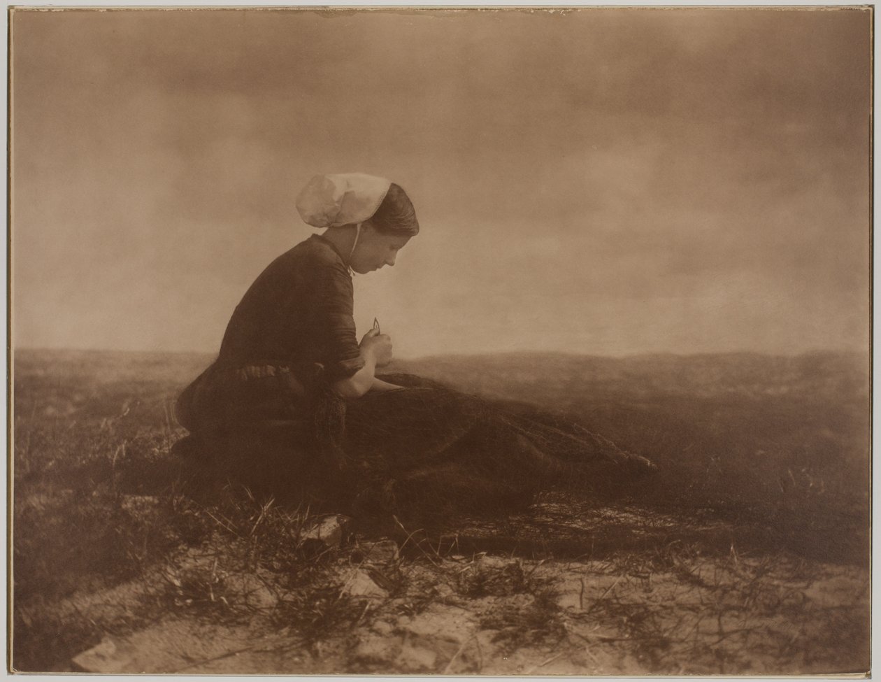 The Net Mender door Alfred Stieglitz