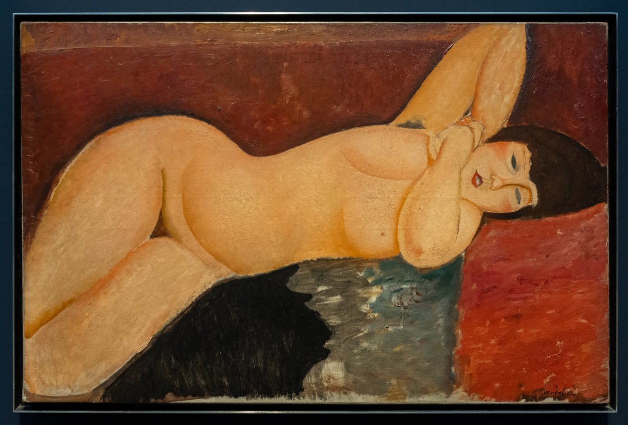 Liggend vrouwelijk naakt met verstrengelde handen door Amedeo Modigliani