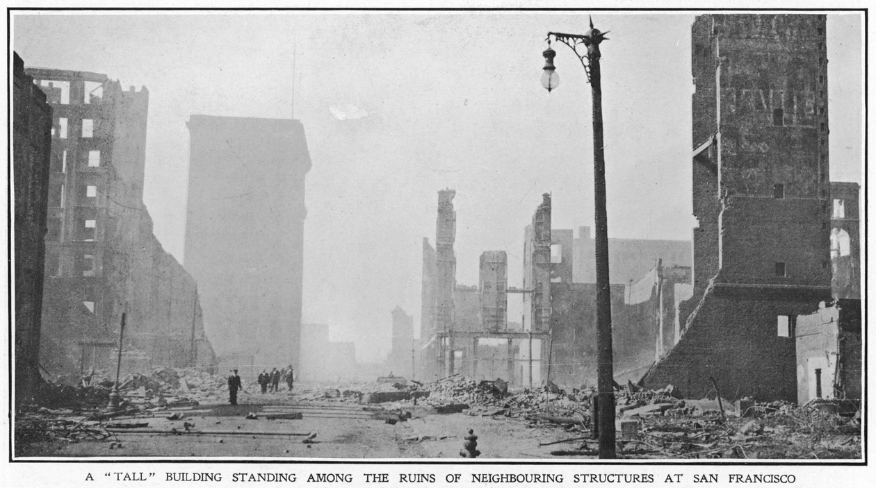 Een hoog gebouw dat staat tussen de ruïnes van naburige structuren na de aardbeving in San Francisco van 1906, 1906 door American Photographer