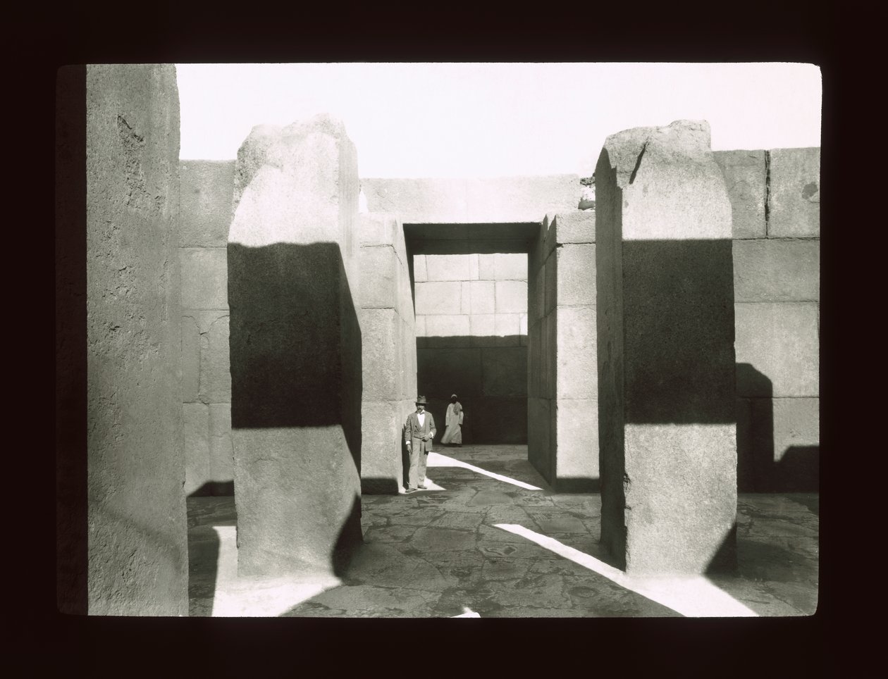 Granieten tempel nabij de Piramide van Khefren, Gizeh, 4e Dynastie door American Photographer