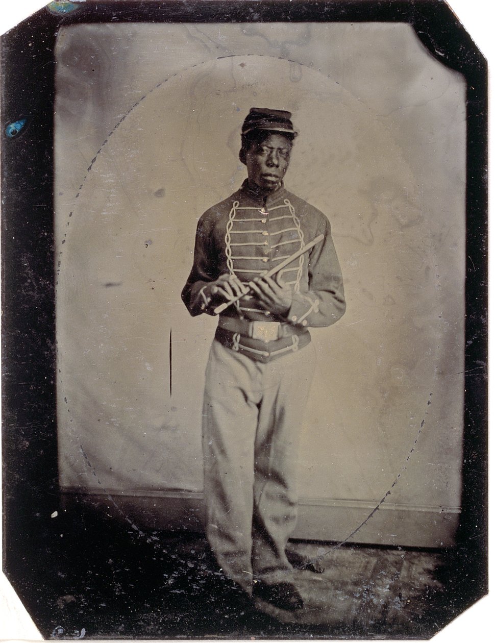 Soldaat John Goosberry, Compagnie E, 54e Massachusetts Infanterieregiment, c.1865 door American Photographer