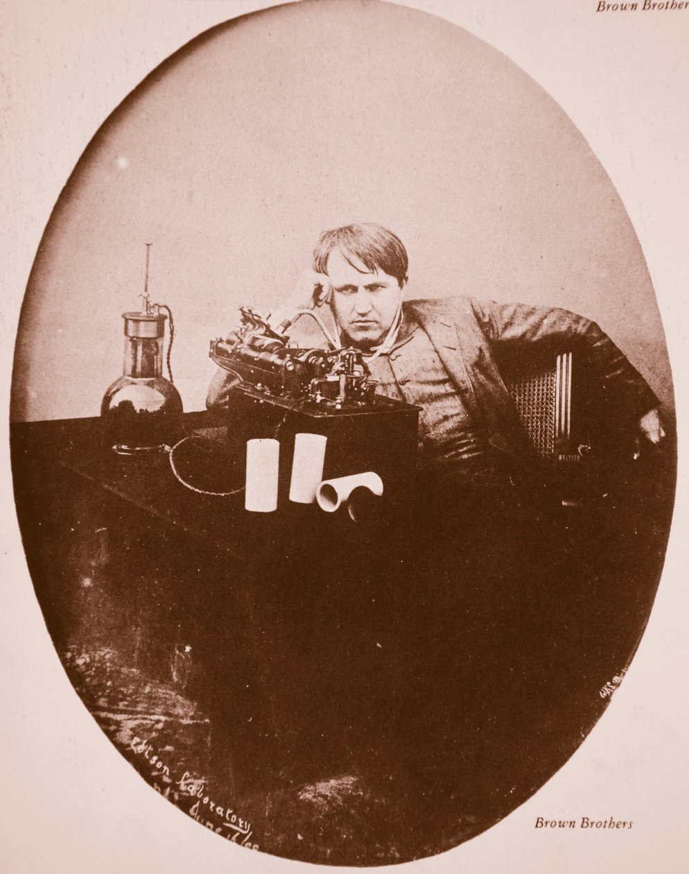 Thomas A. Edison zittend bij zijn verbeterde machine, 1889 door American Photographer