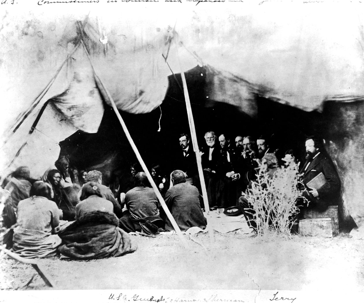 Amerikaanse commissarissen in overleg met Arapahoes en Cheyennes, c.1862 door American Photographer